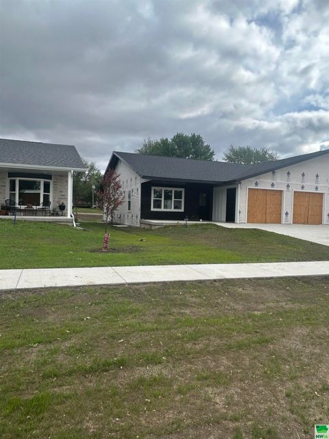 Photo of 615 7th Street, Sheldon, IA 51201 (MLS # 824052)