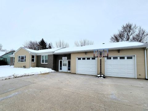 Photo of 1502 2nd Street, Hull, IA 51239 (MLS # 831232)