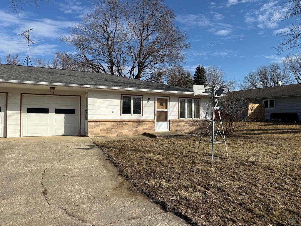 Photo of 513 2nd St NW St, Orange City, IA 51041 (MLS # 831957)