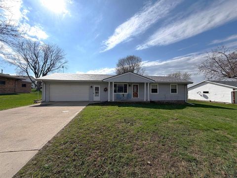 Photo of 221 N 9th Avenue, Sheldon, IA 51201 (MLS # 832558)