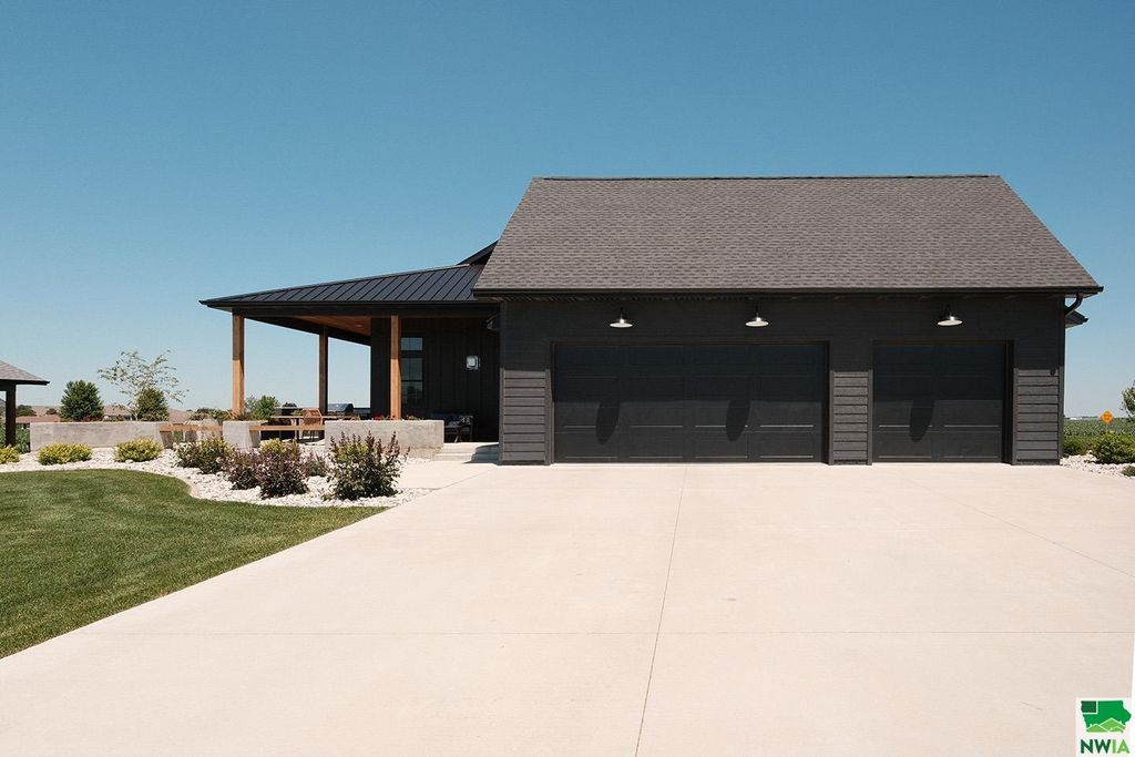 Photo of 716 18th Street SE, Sioux Center, IA 51250 (MLS # 829802)