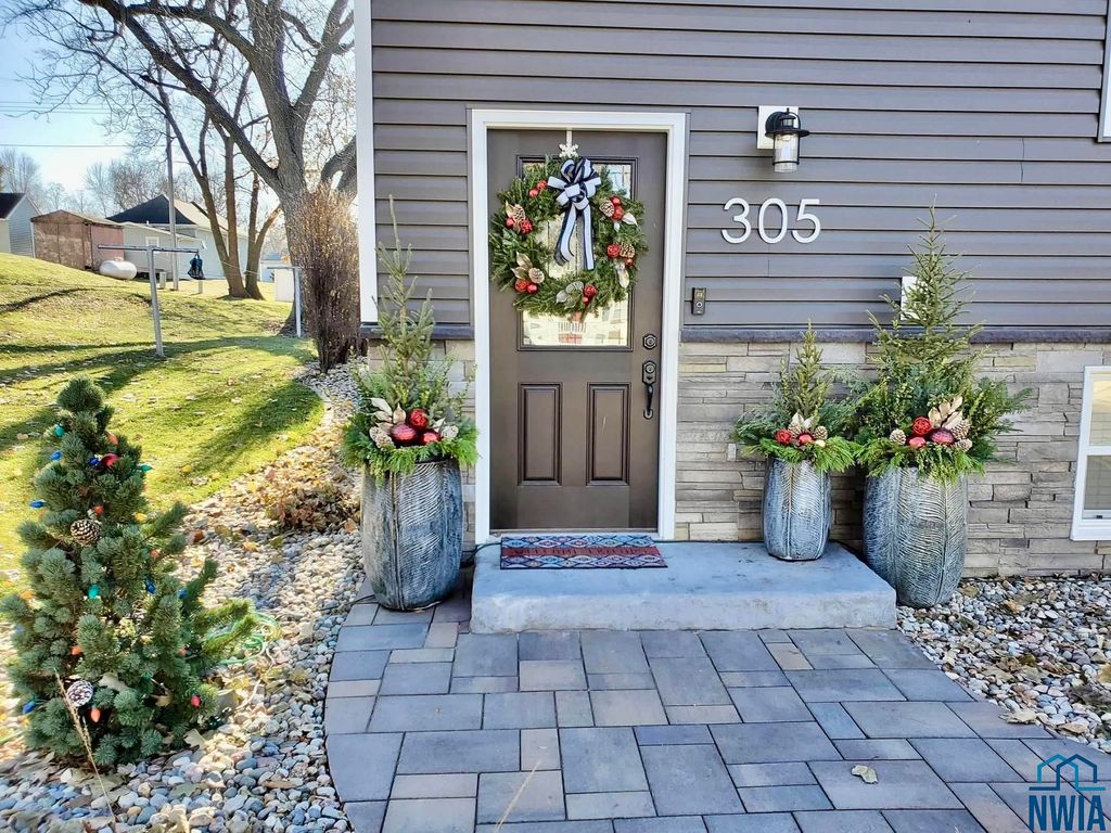 Photo of 305 2nd St, Ireton, IA 51027 (MLS # 831177)