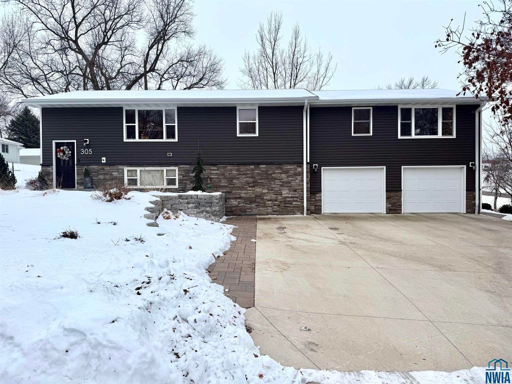 Photo of 305 2nd St, Ireton, IA 51027 (MLS # 831177)