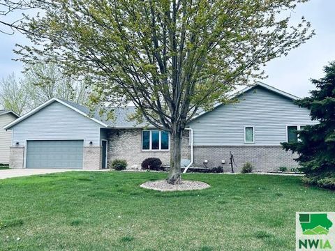 Single Family Residence in Vermillion SD 409 Oakmont Dr.jpg