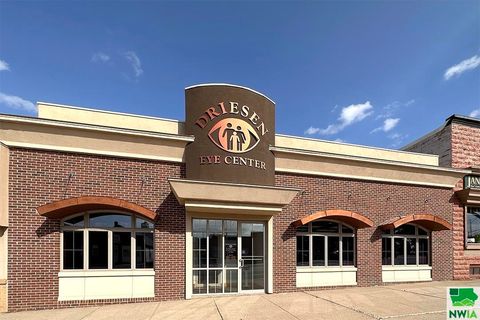 Photo of 318 N Main Ave, Sioux Center, IA 51250 (MLS # 822495)