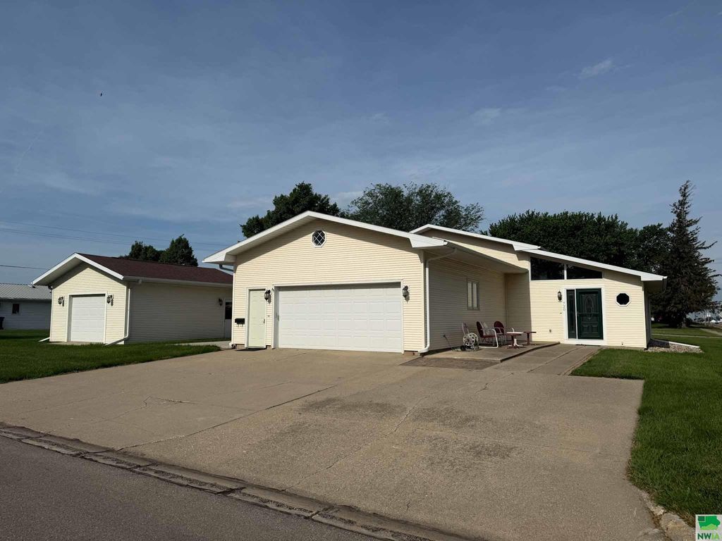 Photo of 720 Garfield St, Granville, IA 51022 (MLS # 829123)