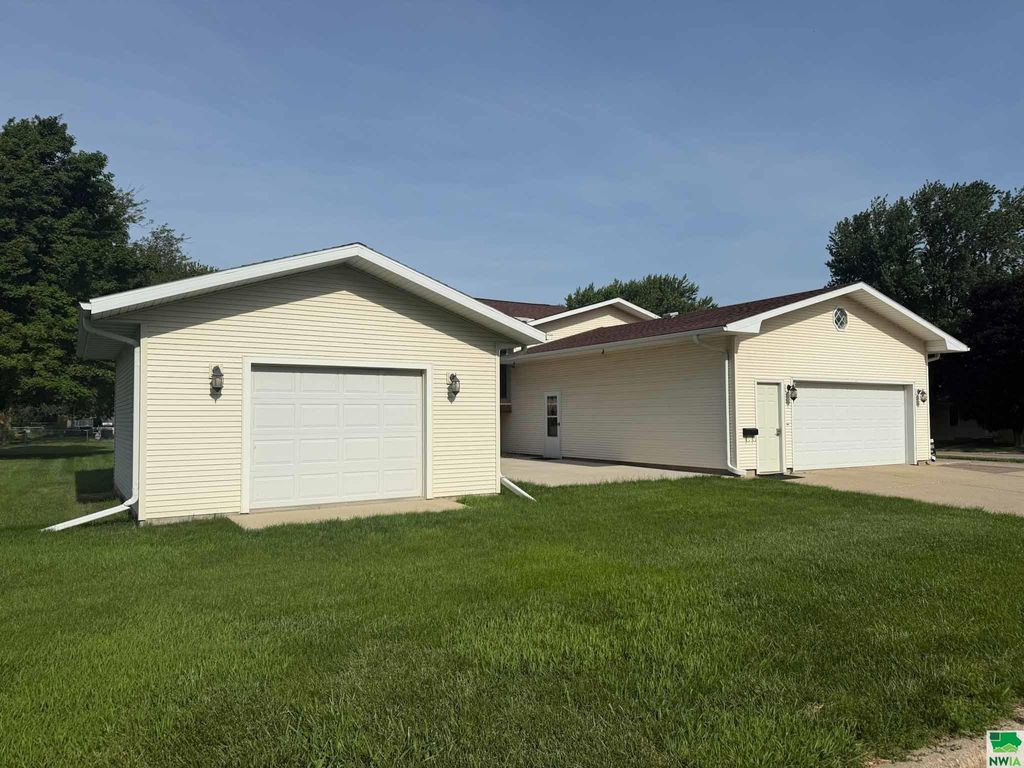 Photo of 720 Garfield St, Granville, IA 51022 (MLS # 829123)
