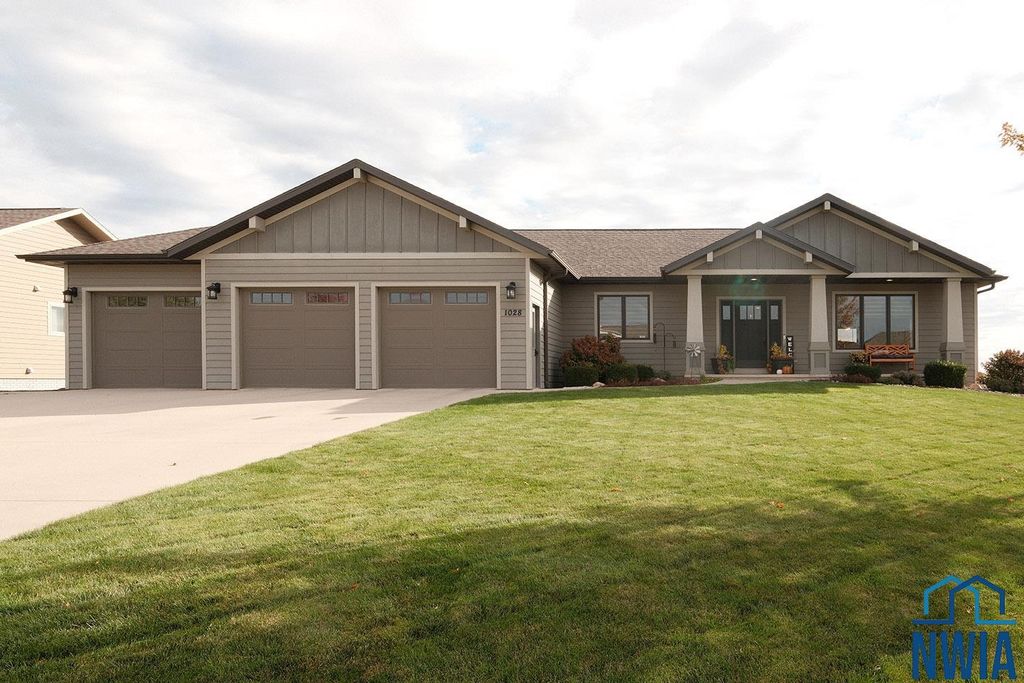 Photo of 1028 8th Ave SE Ave, Sioux Center, IA 51250 (MLS # 830802)