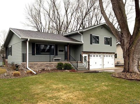 Photo of 601 SW Iowa Street, Orange City, IA 51041 (MLS # 832413)