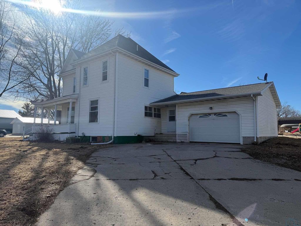 Photo of 1102 3rd Ave, Alton, IA 51003 (MLS # 832055)