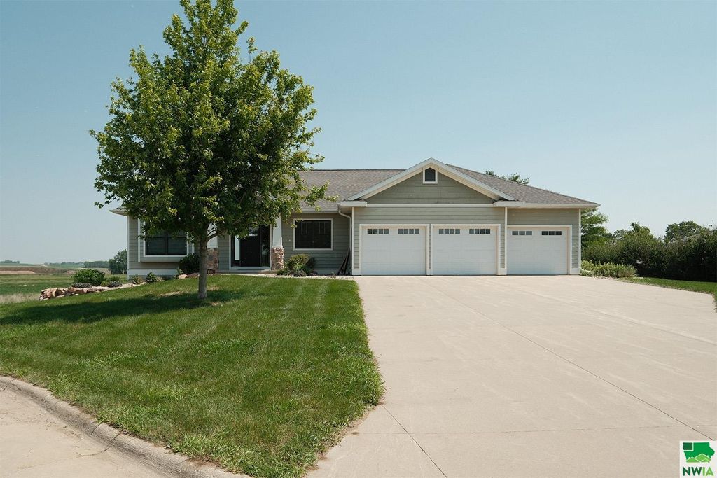 Photo of 103 Andrews Court, Alton, IA 51003 (MLS # 829178)