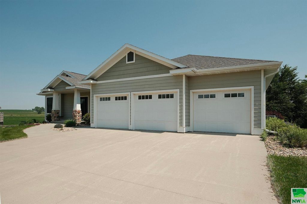 Photo of 103 Andrews Court, Alton, IA 51003 (MLS # 829178)