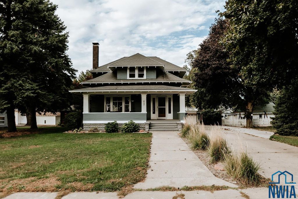 Photo of 437 4th Ave NE, Sioux Center, IA 51250 (MLS # 830667)