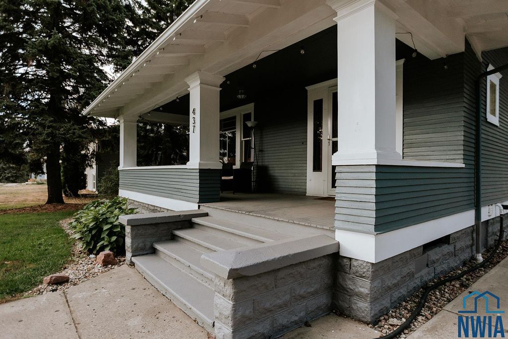 Photo of 437 4th Ave NE, Sioux Center, IA 51250 (MLS # 830667)