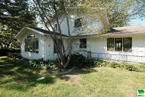 Tiny photo for 528 5th Ave SE Ave, Sioux Center, IA 51250 (MLS # 829953)