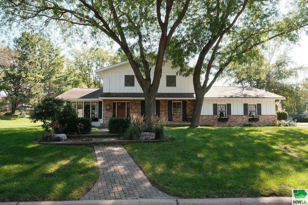 Photo of 528 5th Ave SE Ave, Sioux Center, IA 51250 (MLS # 829953)