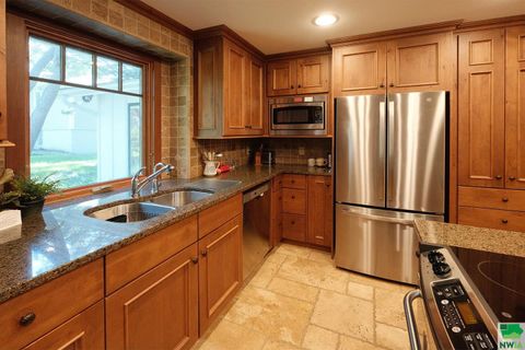 Tiny photo for 528 5th Ave SE Ave, Sioux Center, IA 51250 (MLS # 829953)