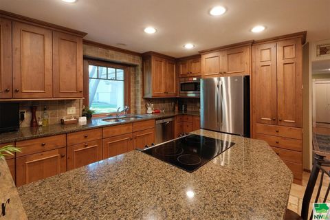 Tiny photo for 528 5th Ave SE Ave, Sioux Center, IA 51250 (MLS # 829953)