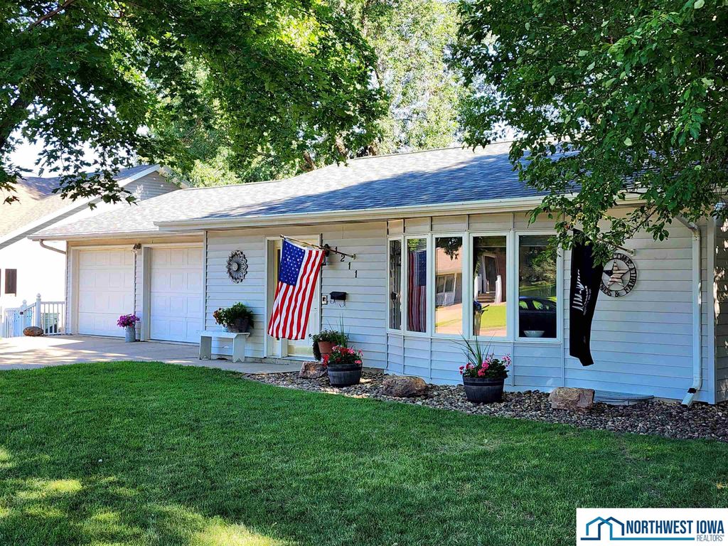 Photo of 1211 7th St, Hull, IA 51239 (MLS # 829460)
