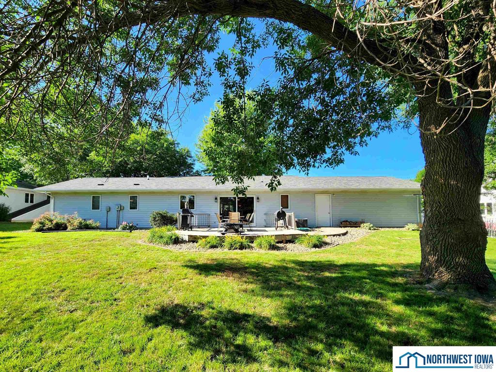 Photo of 1211 7th St, Hull, IA 51239 (MLS # 829460)