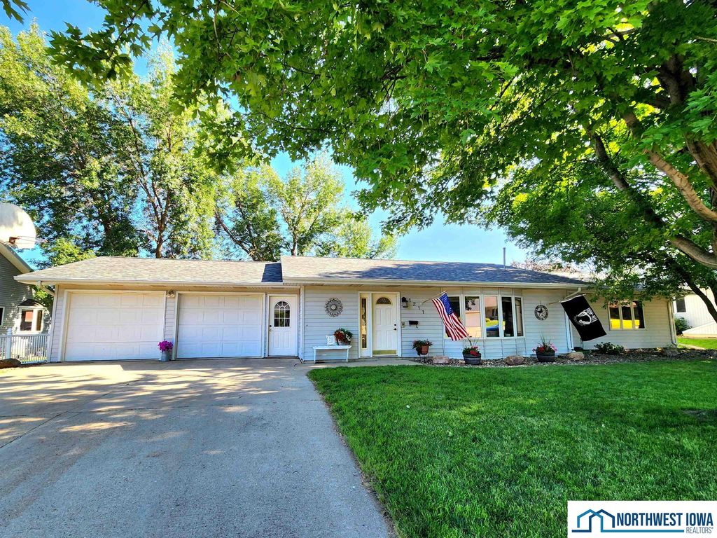 Photo of 1211 7th St, Hull, IA 51239 (MLS # 829460)
