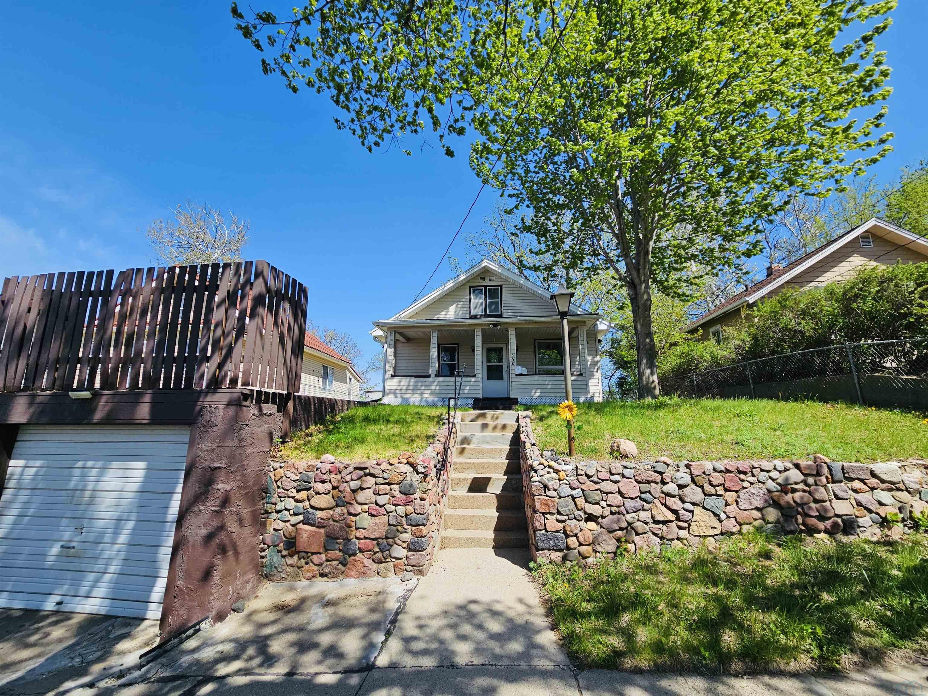 Photo 1 of 42 — 208 S Leonard St, Sioux City, IA 51103