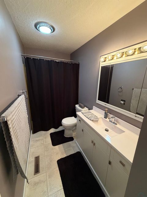 Tiny photo for 211 Wansink Avenue, Sheldon, IA 51201 (MLS # 831740)