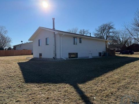 Tiny photo for 211 Wansink Avenue, Sheldon, IA 51201 (MLS # 831740)