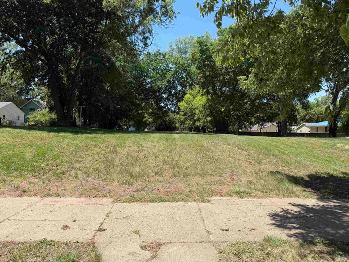 Photo 1 of 3 — 104 Franklin, Vermillion, SD 57069