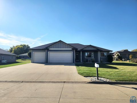 Tiny photo for 1311 Aspen St, Hull, IA 51239 (MLS # 830773)