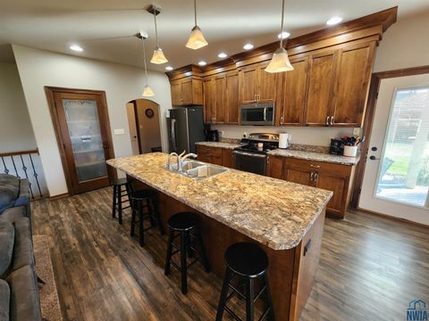 Tiny photo for 1311 Aspen St, Hull, IA 51239 (MLS # 830773)