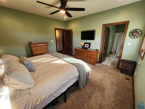 Tiny photo for 1311 Aspen St, Hull, IA 51239 (MLS # 830773)