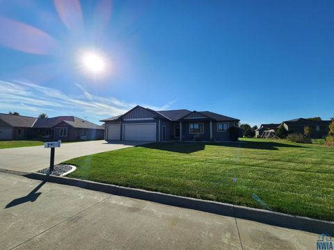 Tiny photo for 1311 Aspen St, Hull, IA 51239 (MLS # 830773)