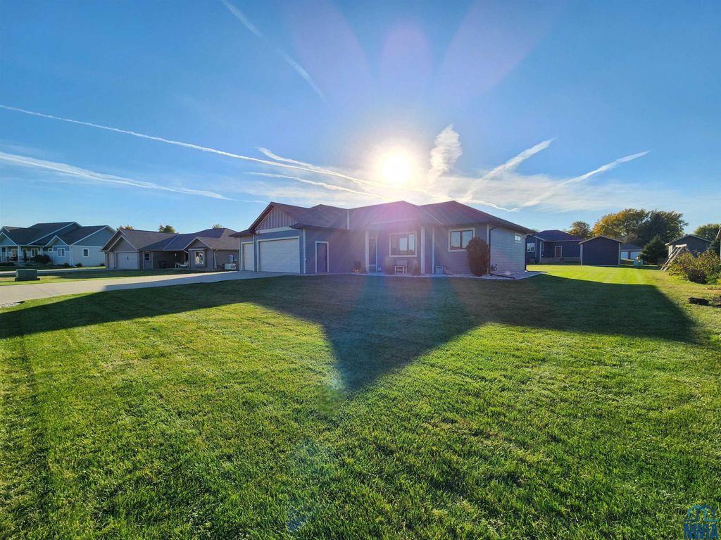 Photo of 1311 Aspen St, Hull, IA 51239 (MLS # 830773)