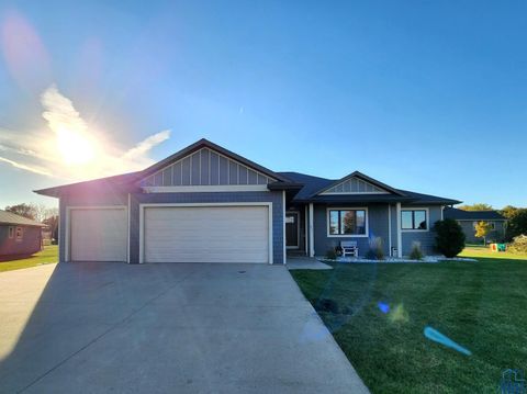Tiny photo for 1311 Aspen St, Hull, IA 51239 (MLS # 830773)
