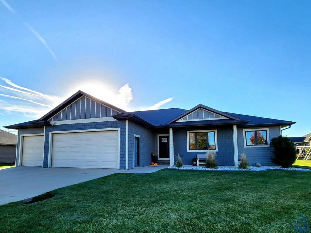 Photo of 1311 Aspen St, Hull, IA 51239 (MLS # 830773)