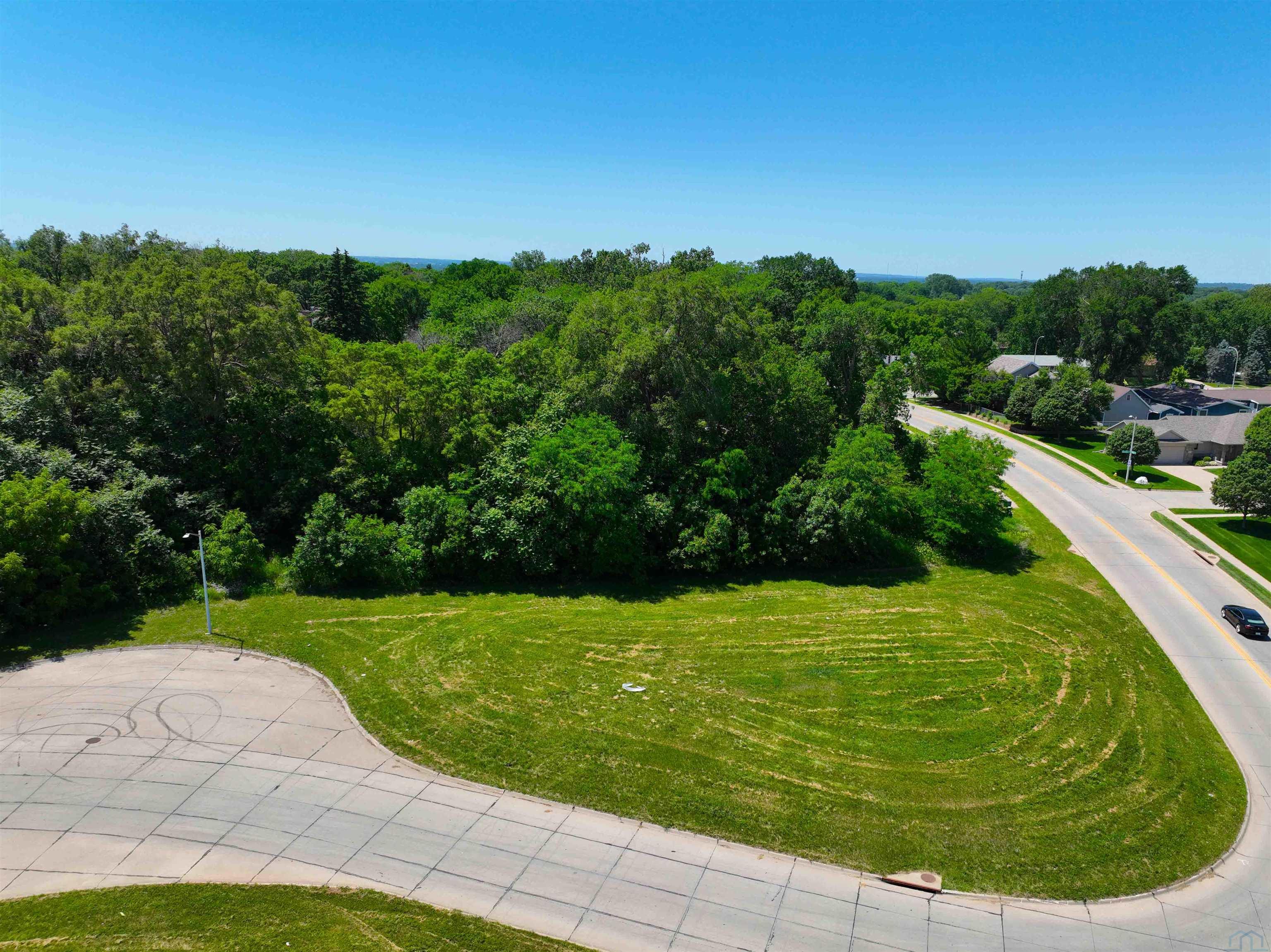 Photo 1 of 8 — 3401 Lincoln Ct, Sioux City, IA 51106