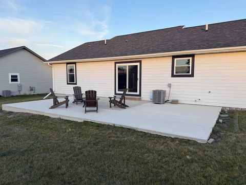 Tiny photo for 1514 Lincoln Pl SE Pl, Orange City, IA 51041 (MLS # 831174)
