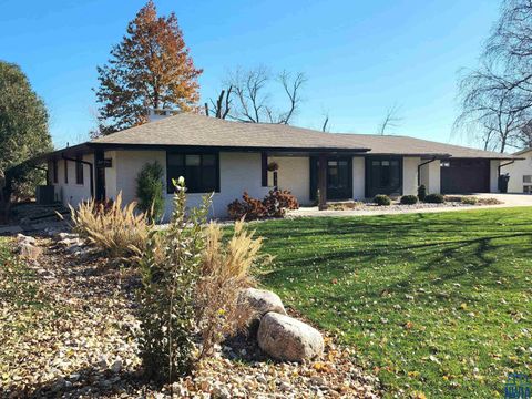 Photo of 240 E. Meadow Dr, Sioux Center, IA 51250 (MLS # 830994)