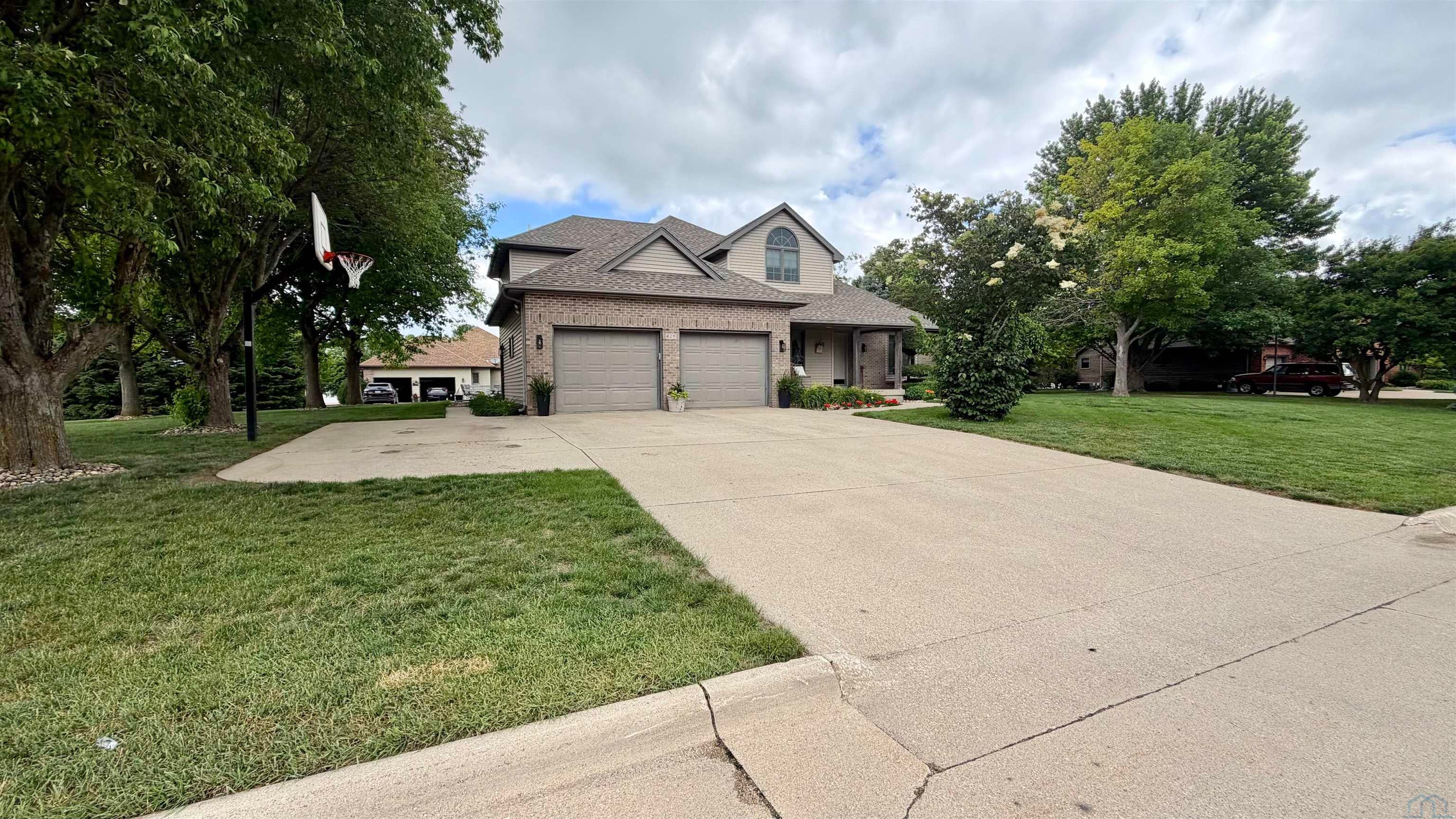 Photo 1 of 22 — 925 LEONA CIR, Storm Lake, IA 50588