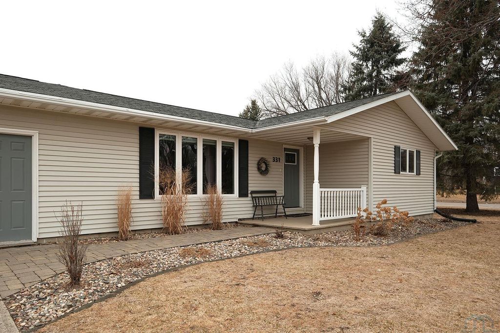 Photo of 331 6th Avenue SE Ave, Sioux Center, IA 51250 (MLS # 832020)