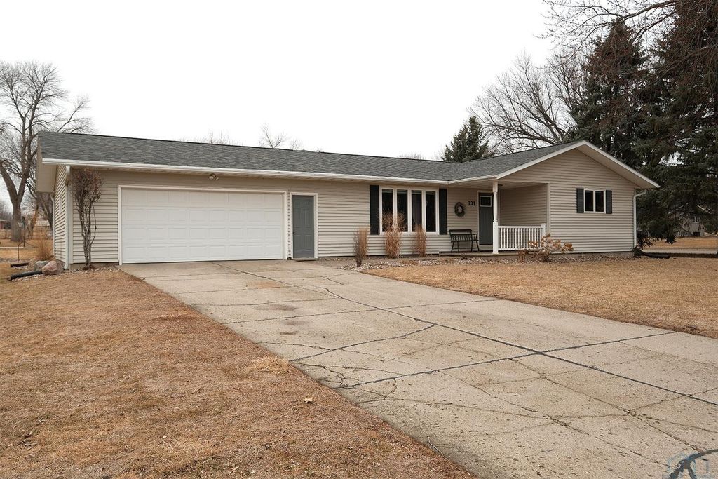 Photo of 331 6th Avenue SE Ave, Sioux Center, IA 51250 (MLS # 832020)