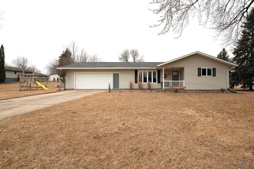 Photo of 331 6th Avenue SE Ave, Sioux Center, IA 51250 (MLS # 832020)