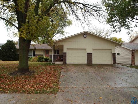 Photo of 1350 E 6th Street, Sheldon, IA 51201 (MLS # 830823)