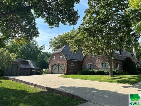 Photo of 417 6th Ave, Sheldon, IA 51201 (MLS # 815247)