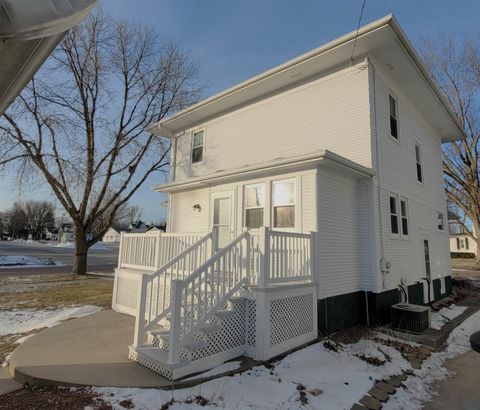 Tiny photo for 702 7th St, Sheldon, IA 51201 (MLS # 831689)