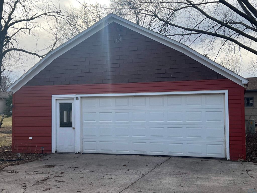 Photo of 320 Delaware Ave SW Ave, Orange City, IA 51041 (MLS # 832133)