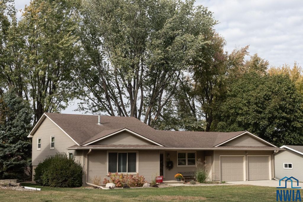 Photo of 208 Iowa Ave NW Ave, Orange City, IA 51041 (MLS # 831011)