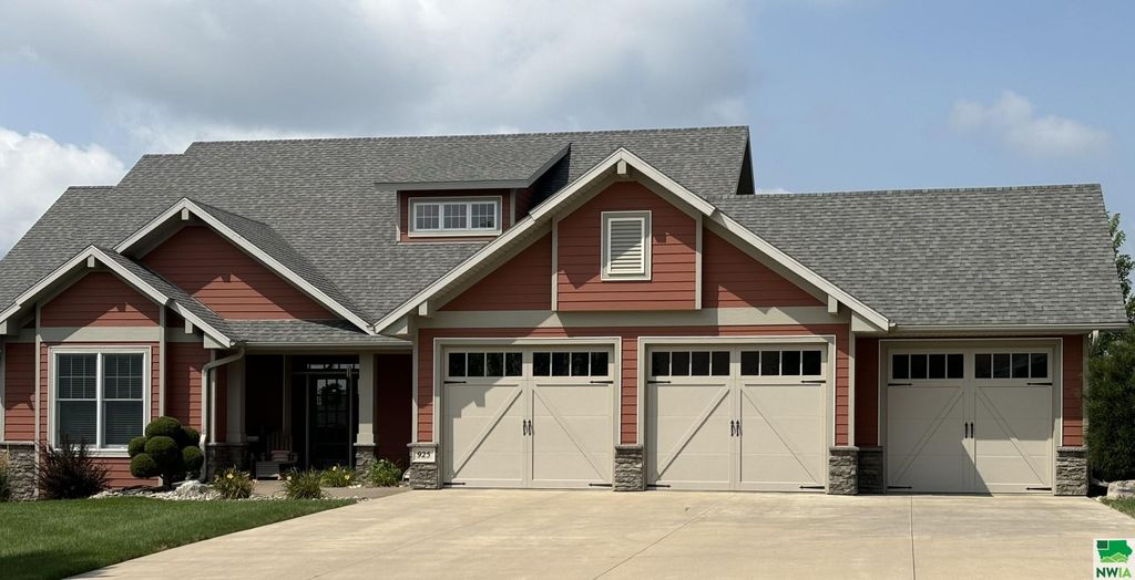 Photo of 925 Sunrise Trail, Sioux Center, IA 51250 (MLS # 825920)