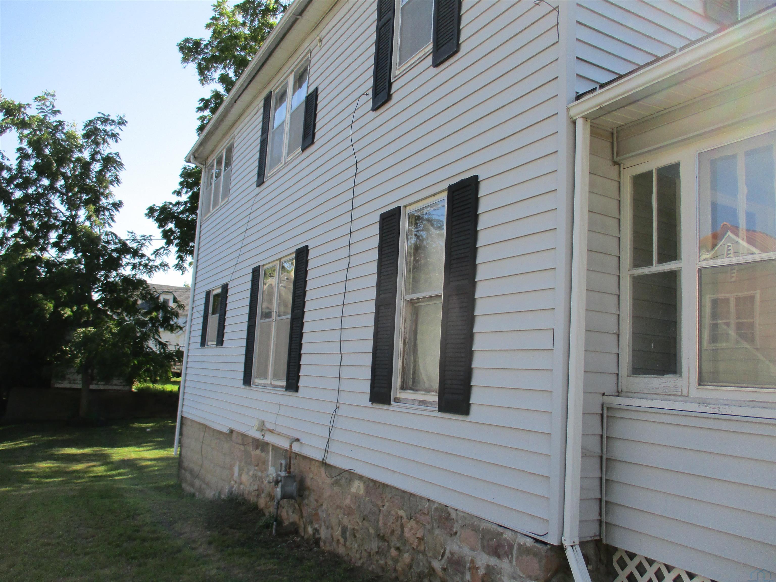 741 W Willow St - Photo 3